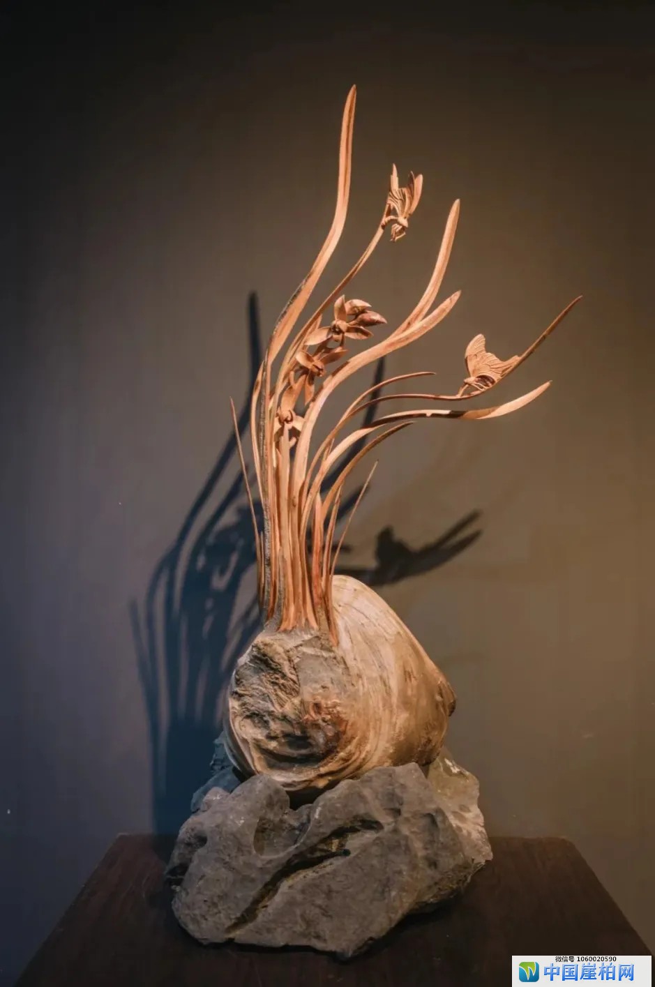 根艺师叶小明和他的木雕兰花